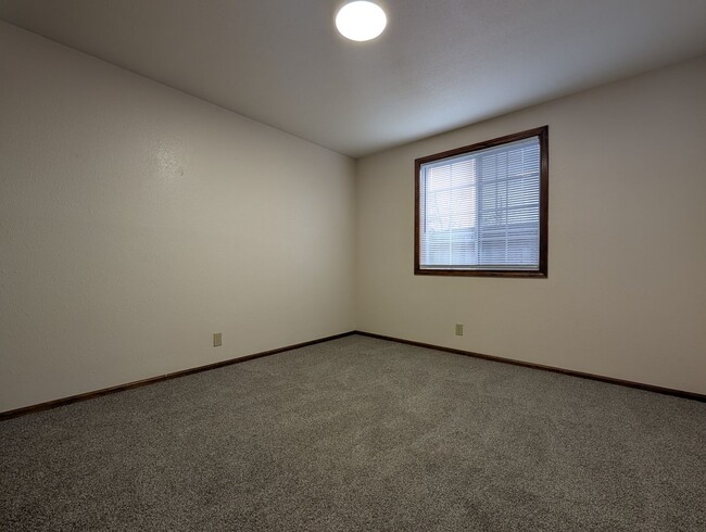 Building Photo - Great first floor 2bed/1 bath apartment in...