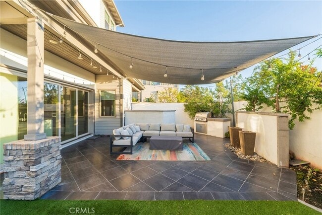 Building Photo - 102 Spectacle