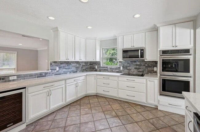 Building Photo - 1385 Fenwick Cir