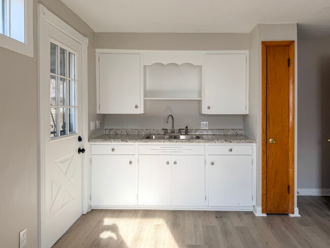 Building Photo - 1612 Maine