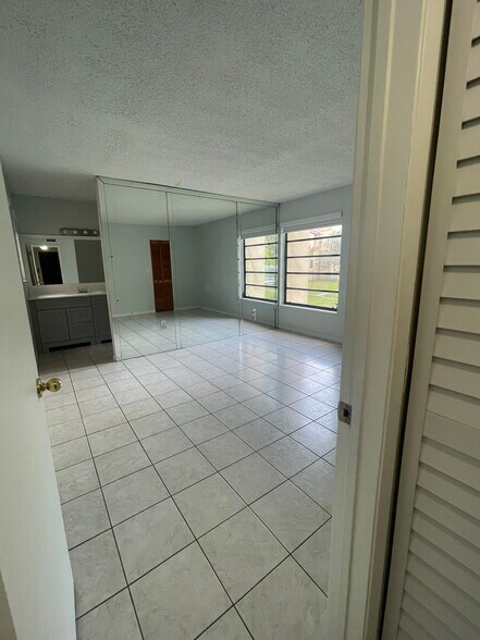 Building Photo - 8820 SW 123rd Ct