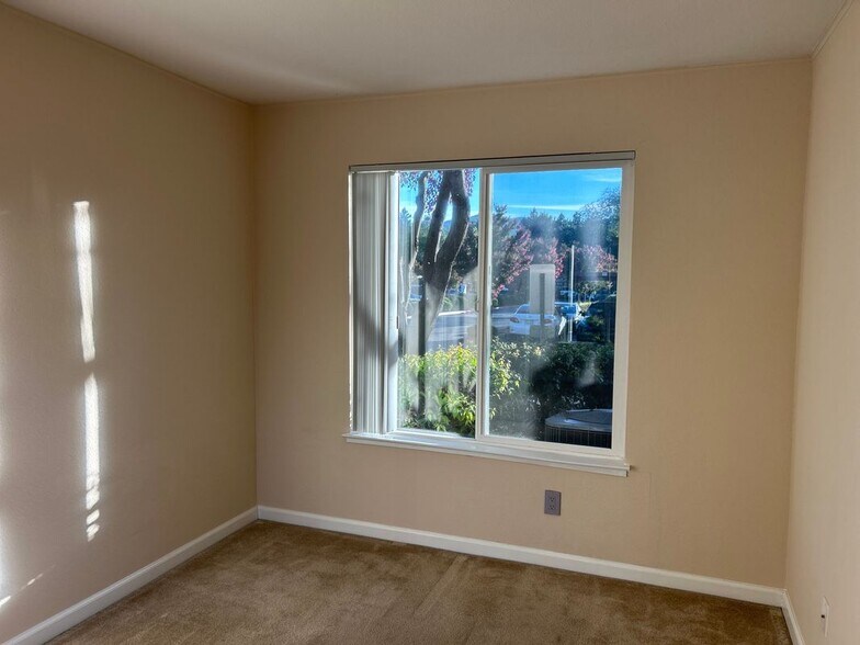 Building Photo - 150 Reflections Dr