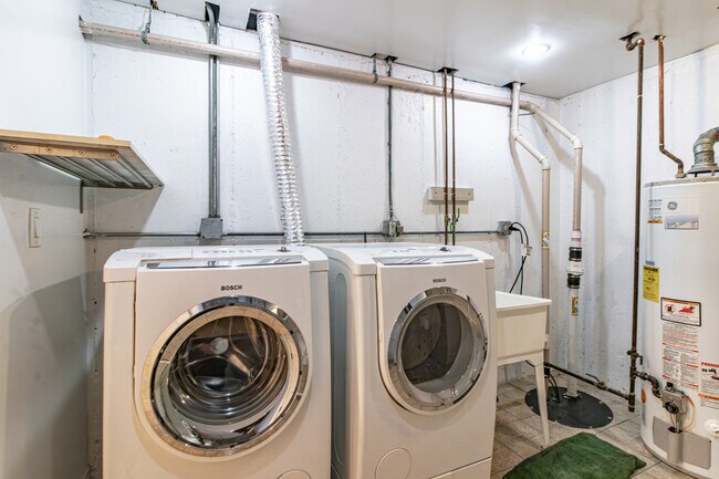 Building Photo - 416 Swallow Ln