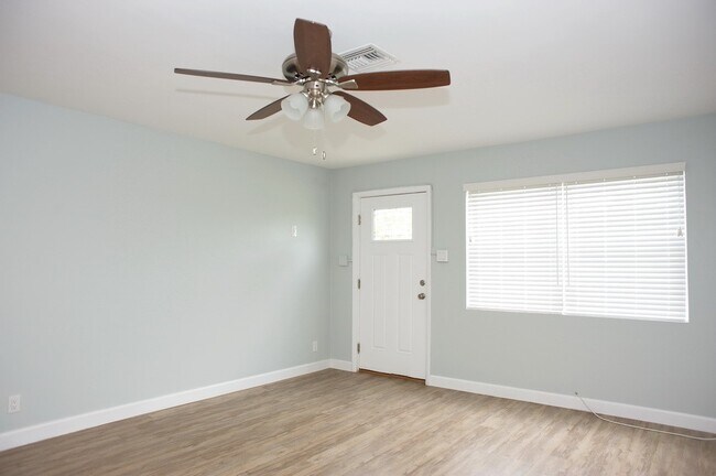 Building Photo - 2 Bedroom Duplex in Naples Park - Annual Rental
