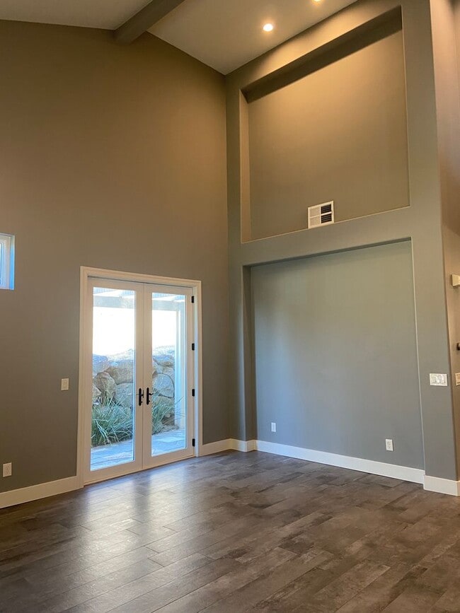 Building Photo - Beautifully remodeled 3 Bdrm+Master retrea...