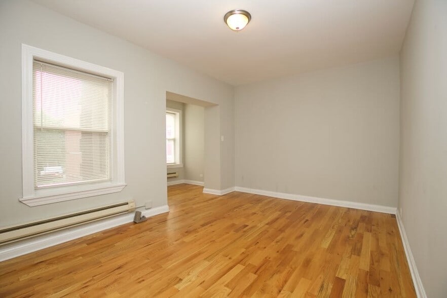 Building Photo - 4422 N Wolcott Ave