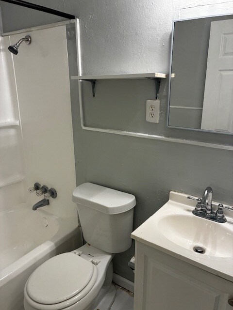 Building Photo - 579 Chestnut Dr