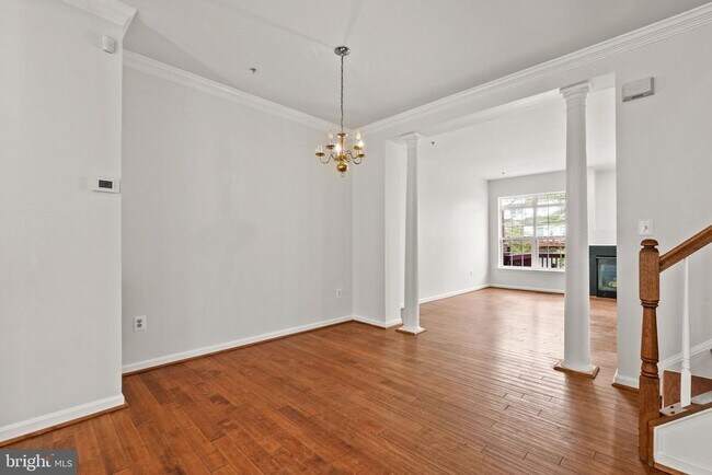 Building Photo - 13044 Town Commons Dr