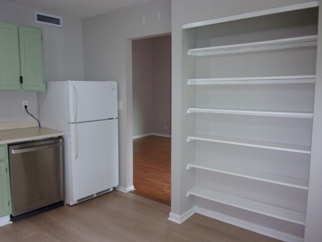 Building Photo - 2 Bedroom 1 Bath Condo with Private Deck in Hunters Chase