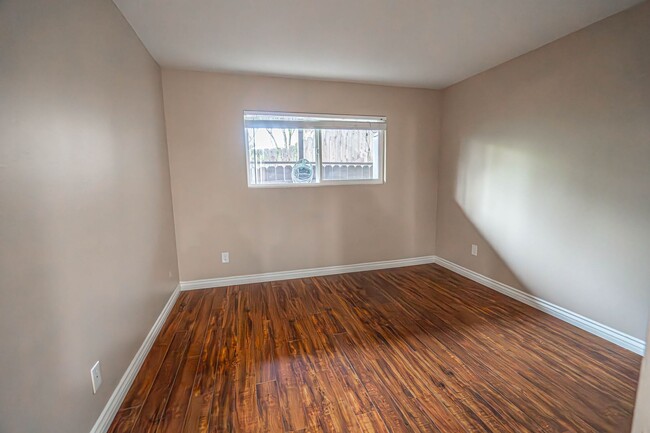 Building Photo - Cozy 2-Bedroom Condo in Canyon Country!