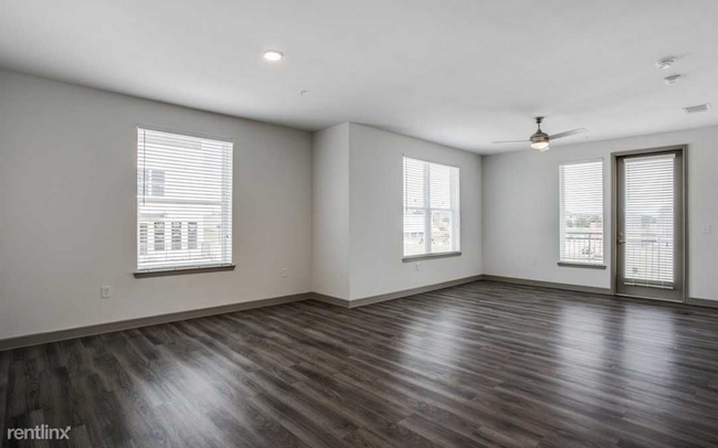 Building Photo - 1 br, 1 bath Flat - 6627 Maple Ave 537