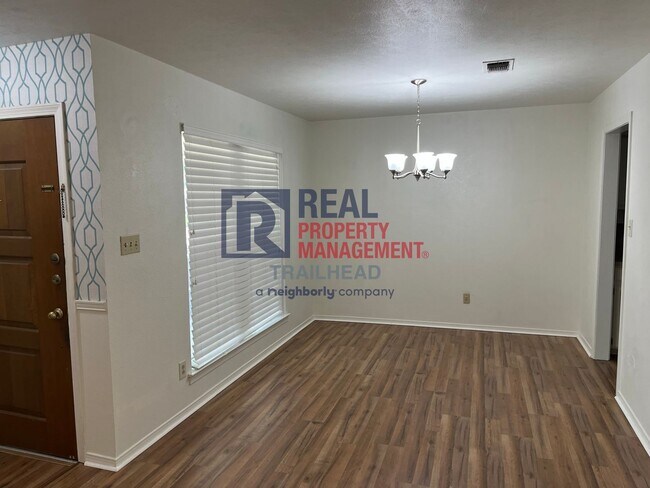 Building Photo - Great Location - 2 Bed/2 Bath - Move In Re...