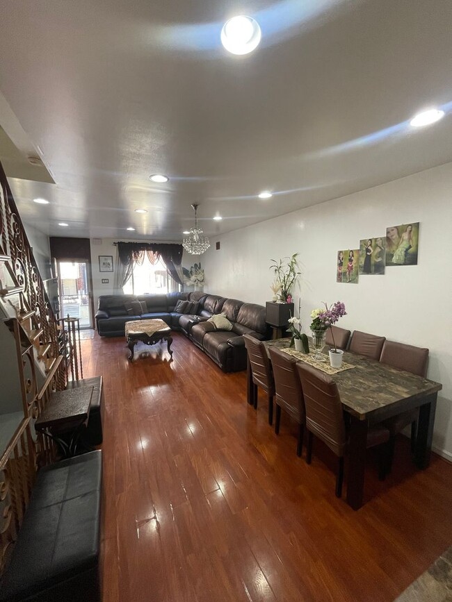 Building Photo - Beautifully Updated 3 Bedroom House Availa...