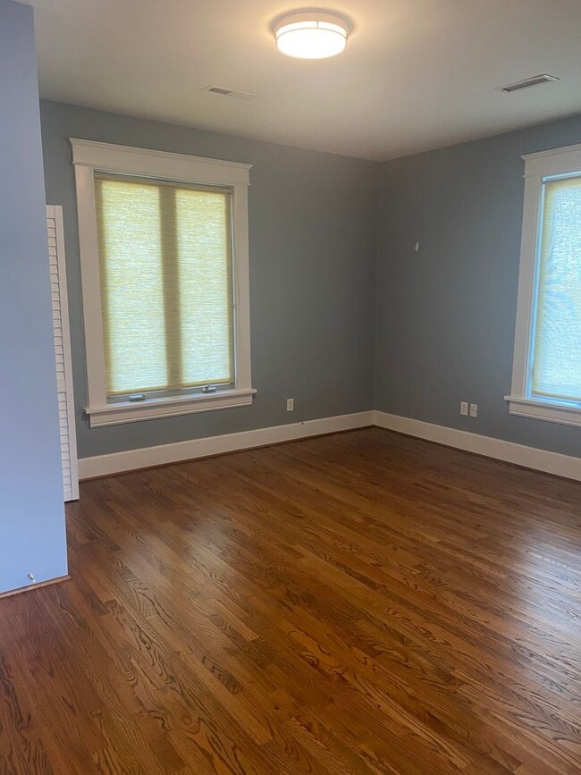 Building Photo - Vanderbilt Place - Wonderful Location 3 bedrooms/3 1/2 baths