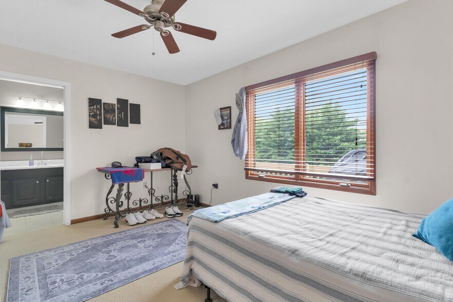 Building Photo - 1060 Pebble Dr