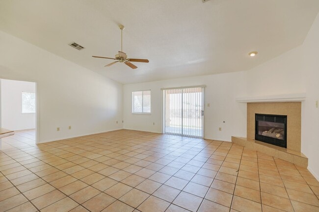Building Photo - 3 Bedroom 2 Bath Home