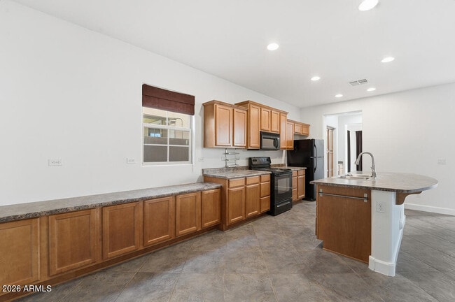 Building Photo - 15391 W Dreyfus St