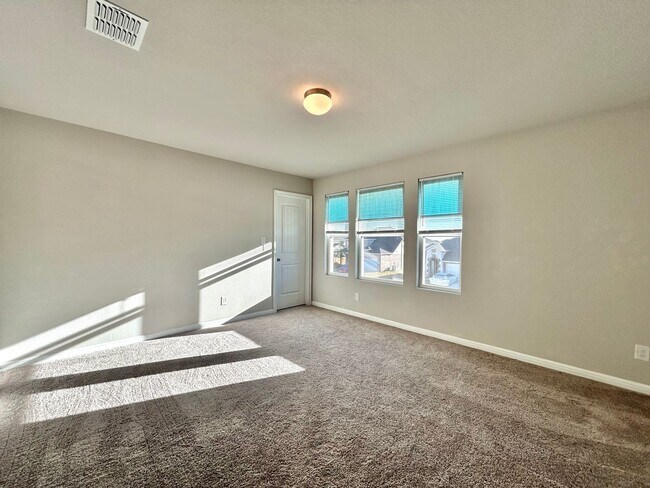 Building Photo - Stunning 4-Bed + Office Home in Lagos Community!