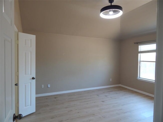 Building Photo - 601 Abbeyglen Castle Dr