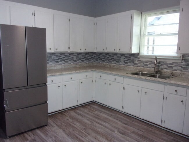 Building Photo - Beautifully Renovated 2 Bedroom 1 1/2 Bath Home
