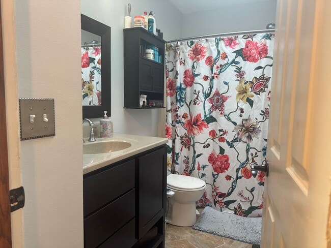 Building Photo - 4 Bed Single Family Backs up to Park