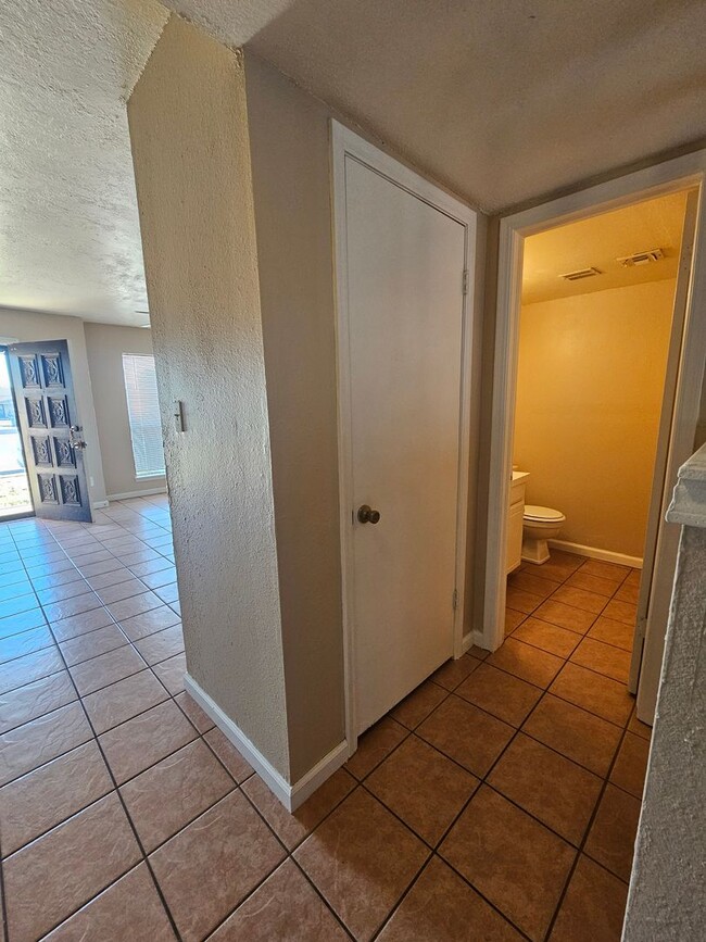 Building Photo - (3) Bed/(1.5) Bath Townhome Avail NOW!