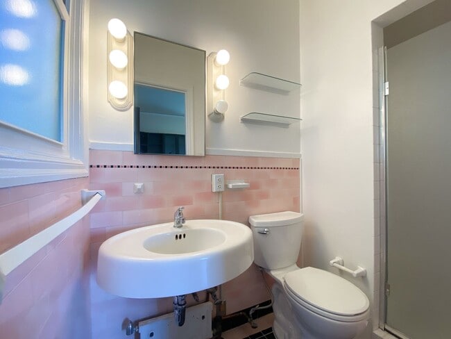 Building Photo - OPEN HOUSE: Sunday (11/30) 3:40pm-4:00pm. Top Floor 2BR/2BA apartment with sweeping views of Lake...