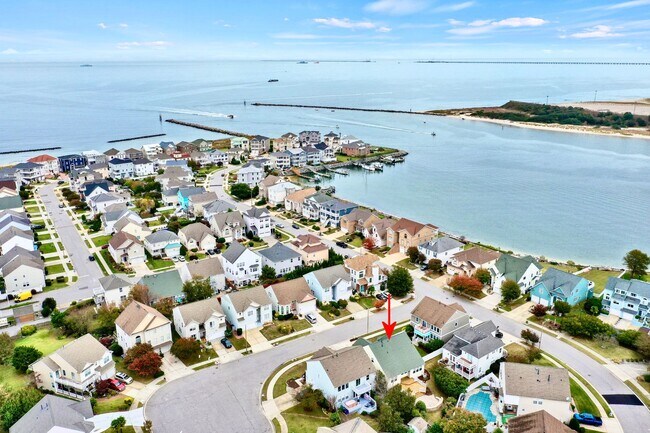 Building Photo - MUST SEE!! 3-Bedroom Home in Bay Breeze Point! Vaulted Ceilings - 1st Floor Primary Bedroom - Att...
