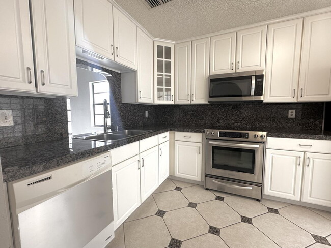 Building Photo - "Charming 2-Bed, 2-Bath Oasis in Vibrant T...