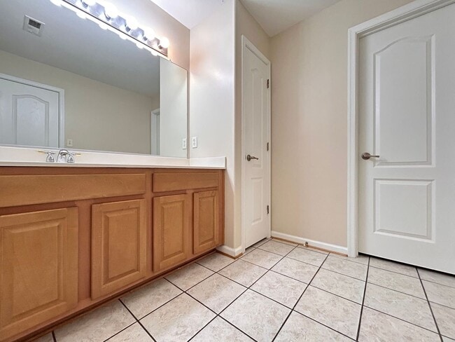 Building Photo - 927 Hunley Dr