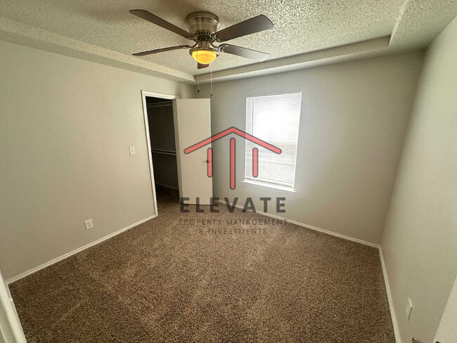 Building Photo - "Charming 2-Bed Townhouse Retreat in North...