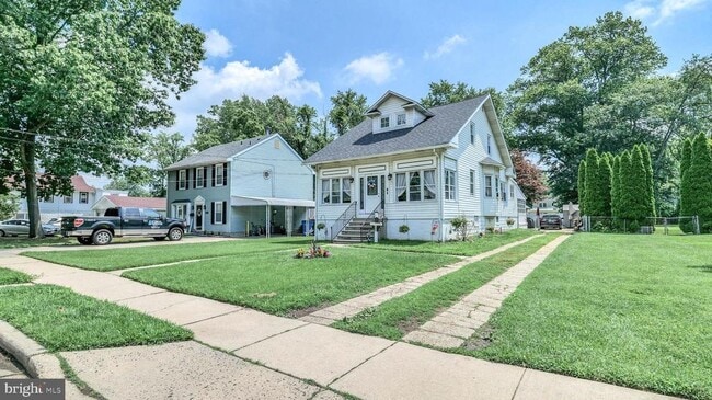 Building Photo - 323 Monroe Ave