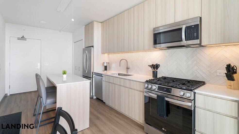 Building Photo - 513 S Damen Ave