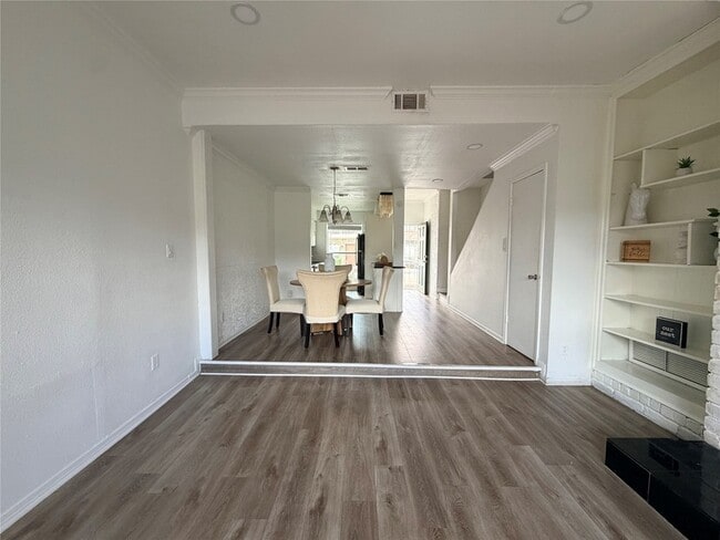 Building Photo - 7700 Creekbend Dr