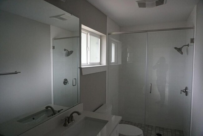 Building Photo - 5215 Guadalupe St