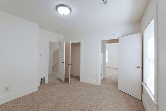 Building Photo - 1640 E ST-2