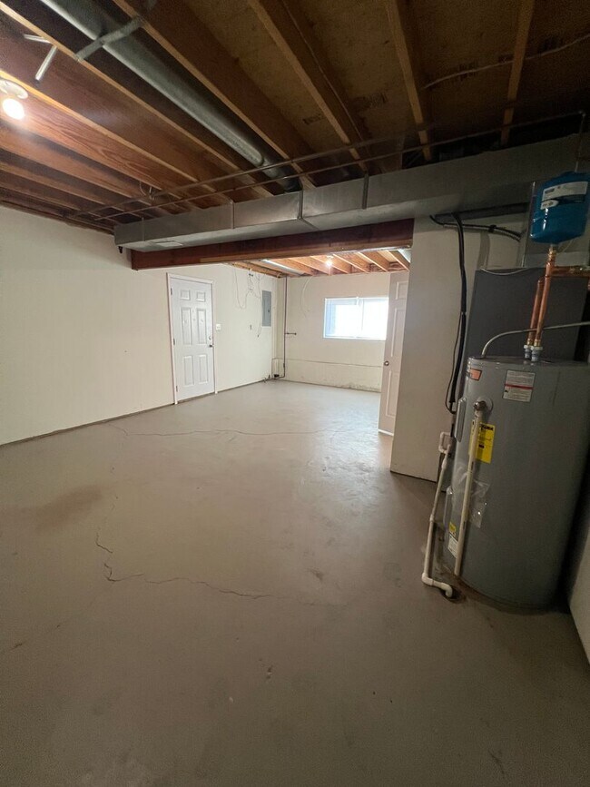 Building Photo - 4 bed 1.5 bath home close to I-44