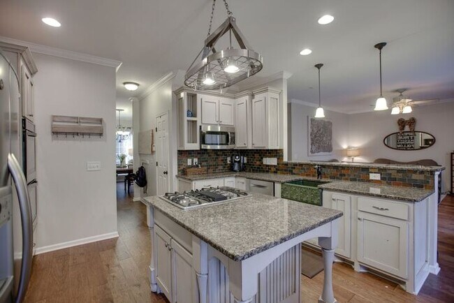 Building Photo - Pristine 5 Bed Fenced Franklin Home!