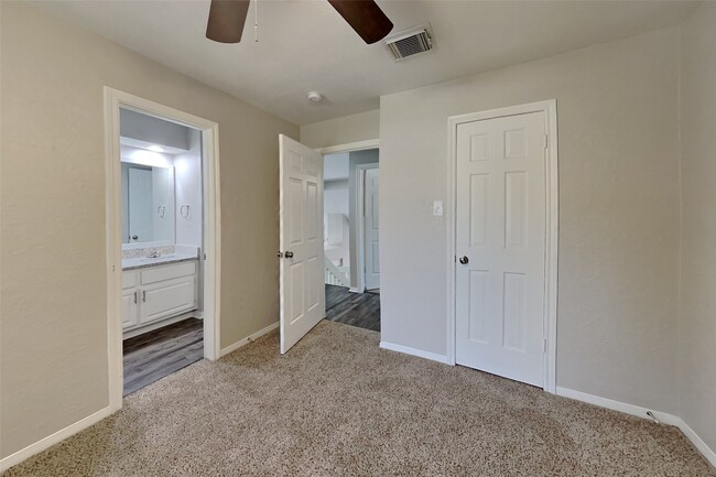 Building Photo - 3806 Village Oaks Dr