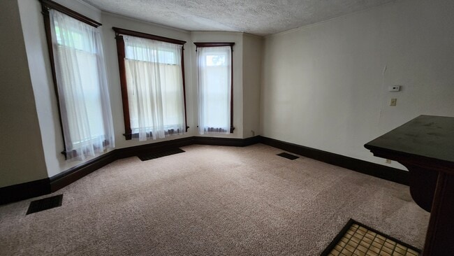 Building Photo - 2173 Indianola Ave