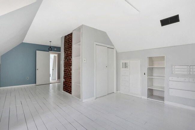 Building Photo - Charming bungalow downtown