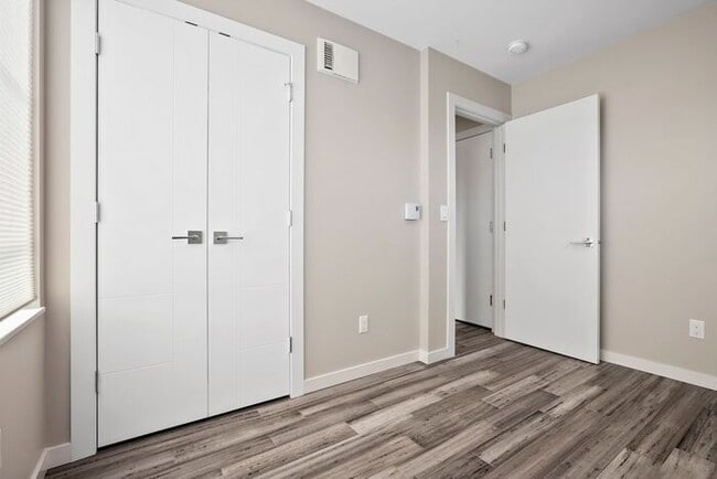 Building Photo - Elegant Mt. Baker End Unit Townhome with AIR CONDITIONING