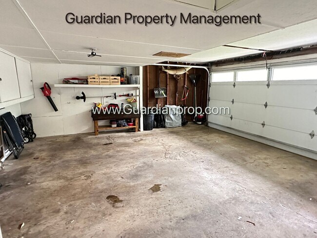 Building Photo - 3050 Glenden Terrace