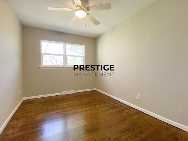 Building Photo - Large 3 Bedroom Home In Gary