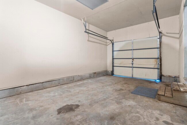 Garage - 670 Middletown Ave