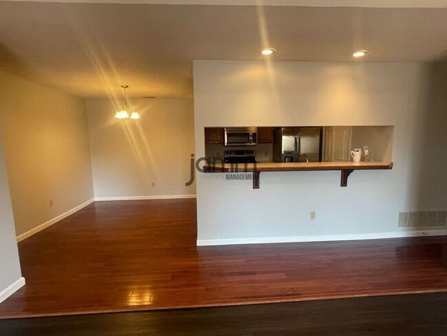 Building Photo - 8671 Scenicview Dr