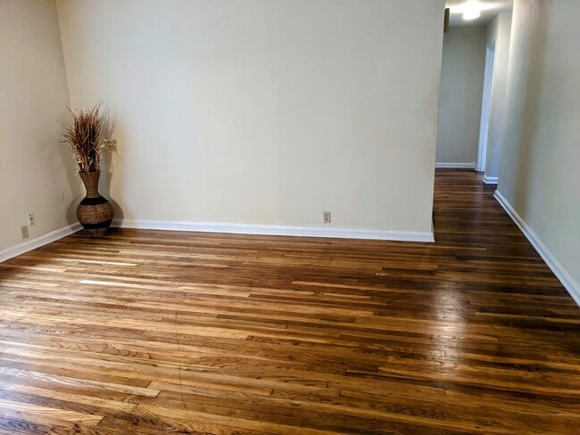 Building Photo - 5932 Belmont Ave