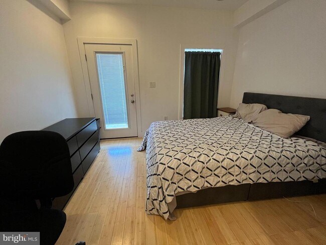 Building Photo - 1013 V St NW