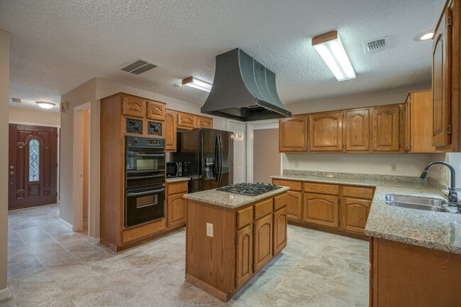 Building Photo - 11 Robin Run Dr