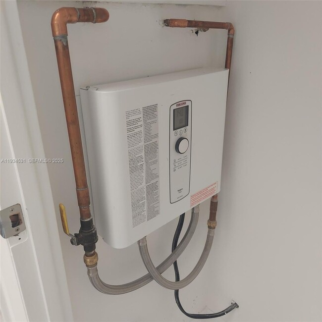 Building Photo - 2300 Park Ln